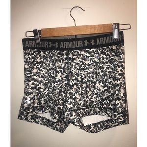 LIKE NEW Underarmour active wear shorts